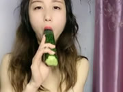 Chica china viva con pepinos y dedos masturbación
