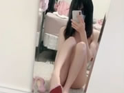 Selfie de chica asiática usando tacones altos su coño